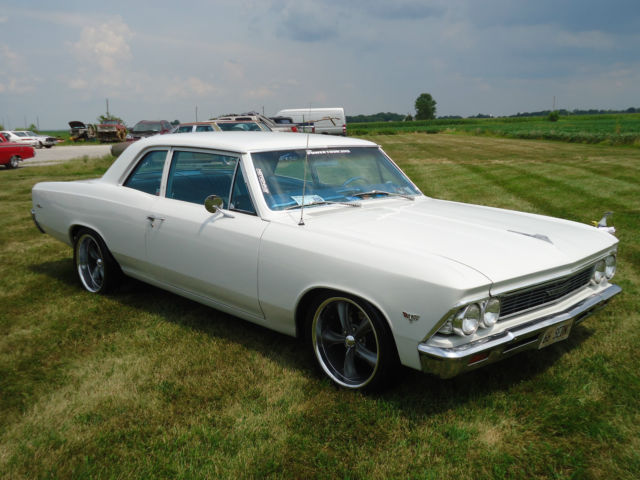 19660000 White Chevrolet Chevelle Sedan