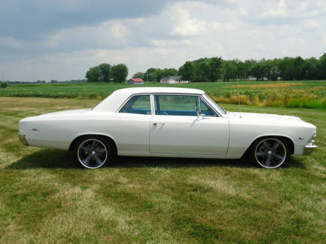 19660000 White Chevrolet Chevelle Sedan