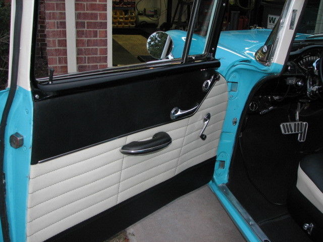 1956 Tropical Turquois / Diamond Ice Pearl Chevrolet Bel Air/150/210 Sedan