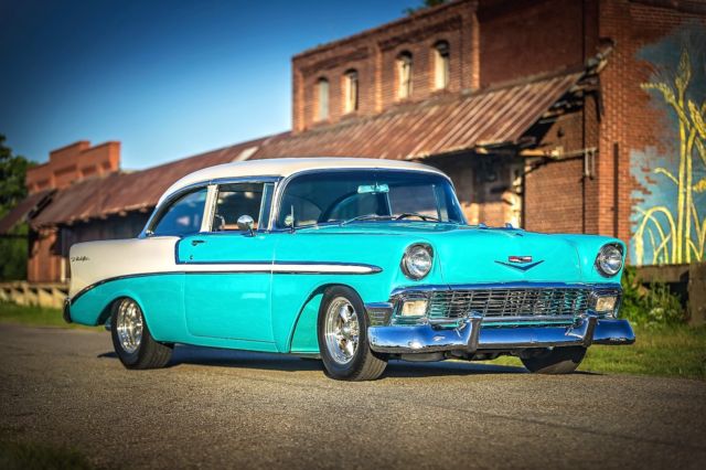1956 Tropical Turquois / Diamond Ice Pearl Chevrolet Bel Air/150/210 Sedan