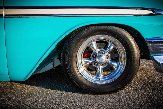 1956 Tropical Turquois / Diamond Ice Pearl Chevrolet Bel Air/150/210 Sedan