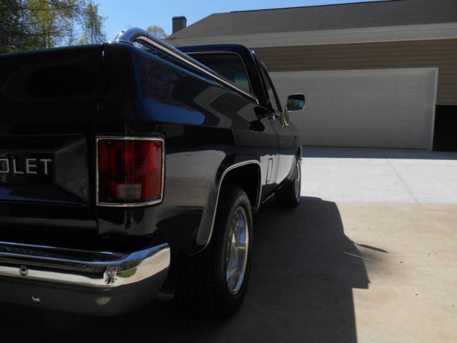 1986 Blue Chevrolet C-10 Standard Cab Pickup