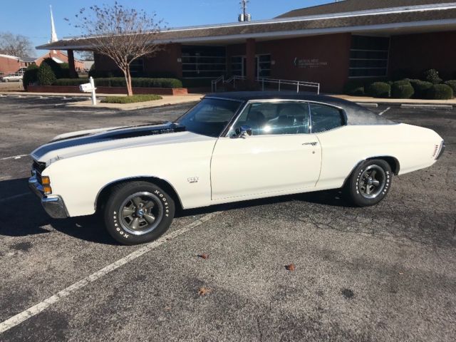 1971 White Chevrolet Chevelle Coupe