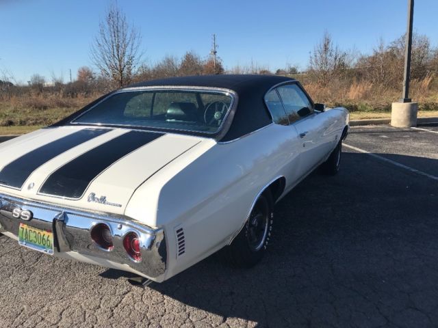 1971 White Chevrolet Chevelle Coupe