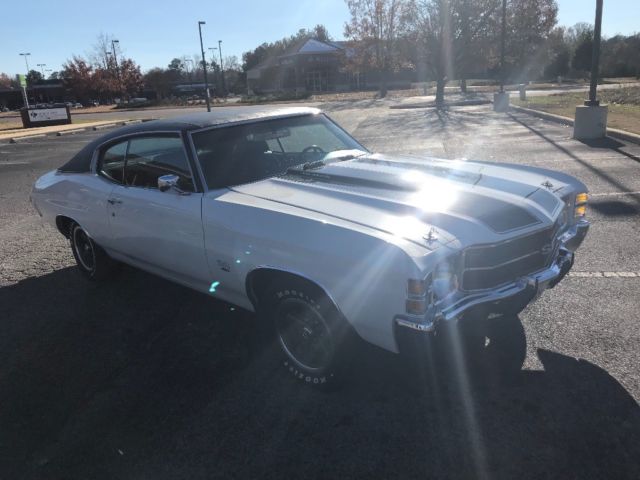 1971 White Chevrolet Chevelle Coupe