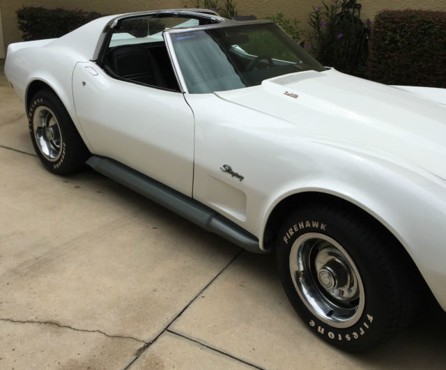 1976 White Chevrolet Corvette Coupe