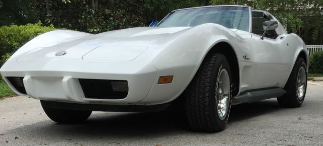 1976 White Chevrolet Corvette Coupe