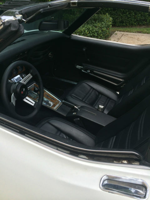 1976 White Chevrolet Corvette Coupe