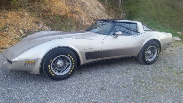 1982 Lite gold Chevrolet Corvette T - Top
