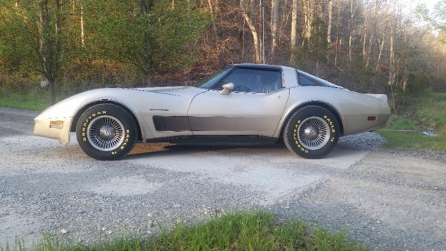 1982 Lite gold Chevrolet Corvette T - Top