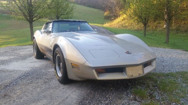 1982 Lite gold Chevrolet Corvette T - Top