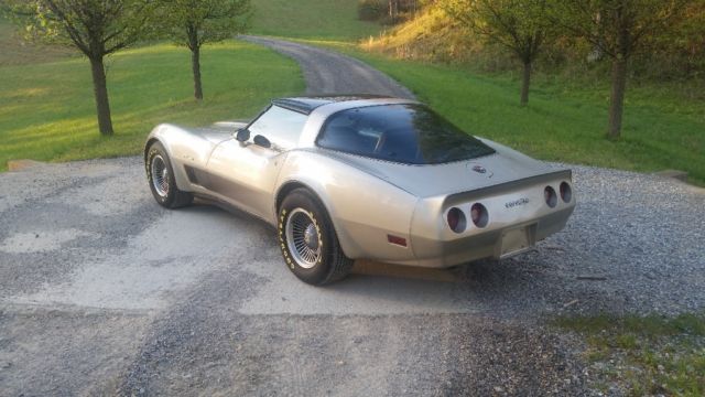 1982 Lite gold Chevrolet Corvette T - Top