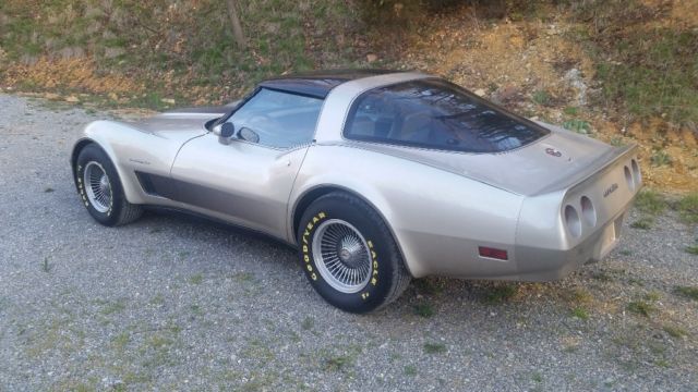 1982 Lite gold Chevrolet Corvette T - Top