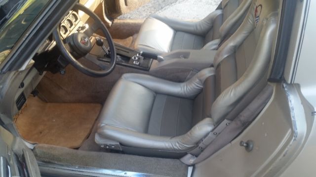 1982 Lite gold Chevrolet Corvette T - Top