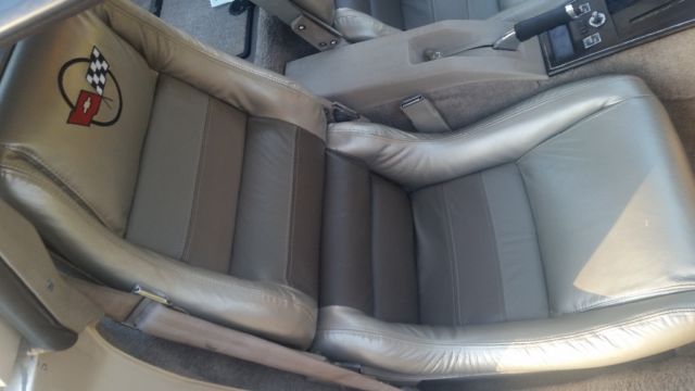 1982 Lite gold Chevrolet Corvette T - Top