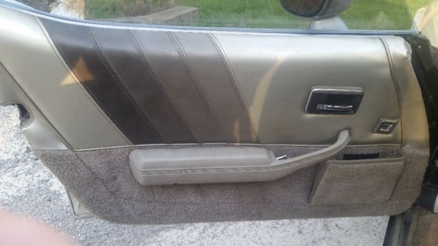 1982 Lite gold Chevrolet Corvette T - Top