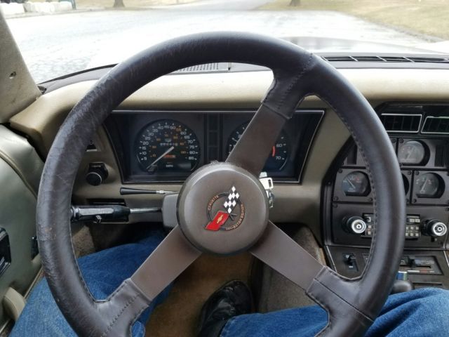 1982 Lite gold Chevrolet Corvette T - Top