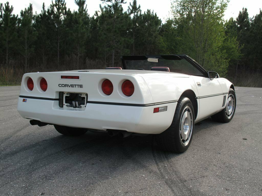 1986 White Chevrolet Corvette 2d Convertible