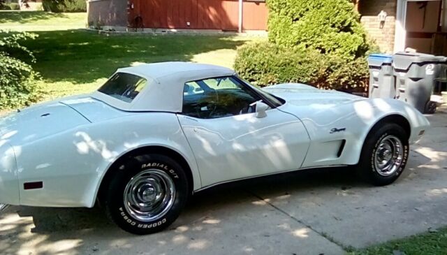1975 White Chevrolet Corvette Convertible