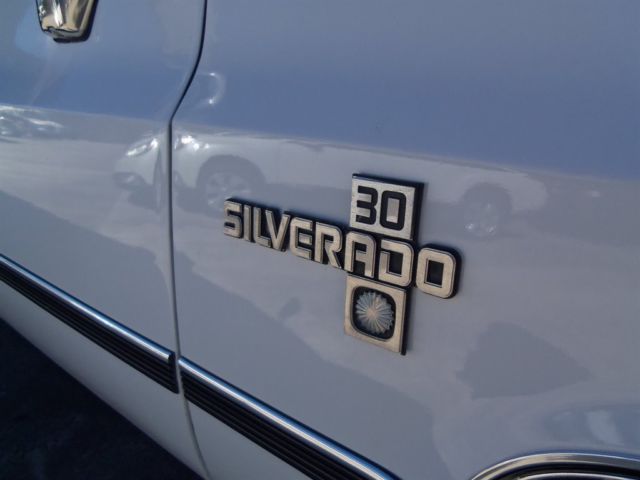 1988 White Chevrolet R/V3500 Crew CAB