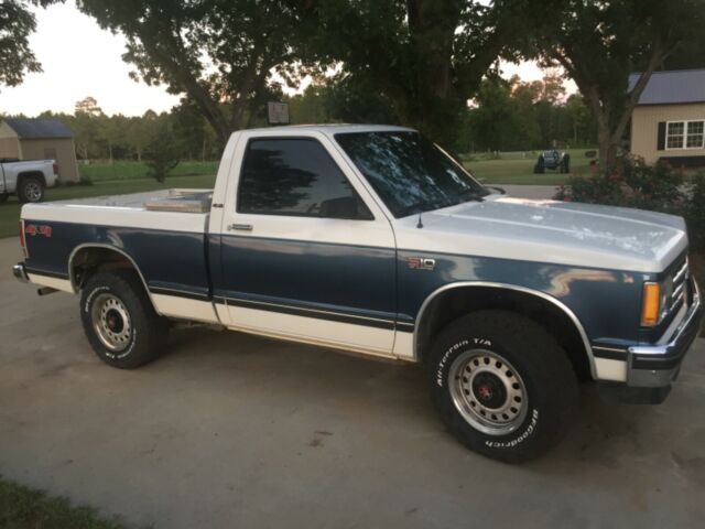 1988 White/Blue Chevrolet Other Pickups