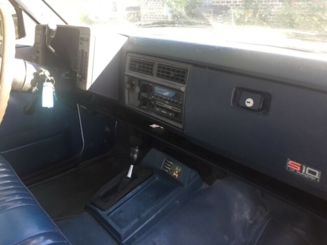 1988 White/Blue Chevrolet Other Pickups