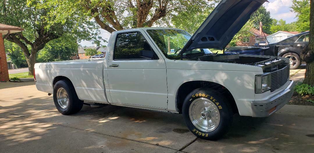 1988 White Chevrolet S-10 Standard Cab Pickup