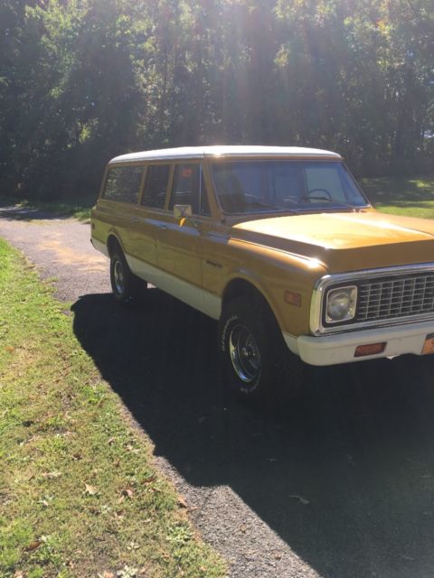 1972 Ochre/white Chevrolet Suburban SUV