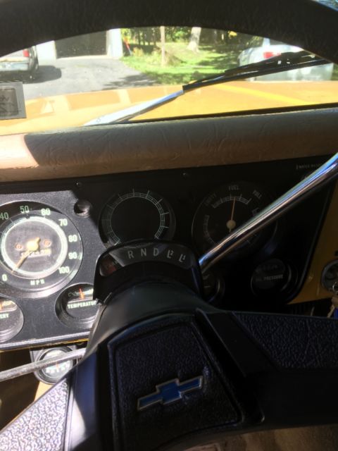 1972 Ochre/white Chevrolet Suburban SUV