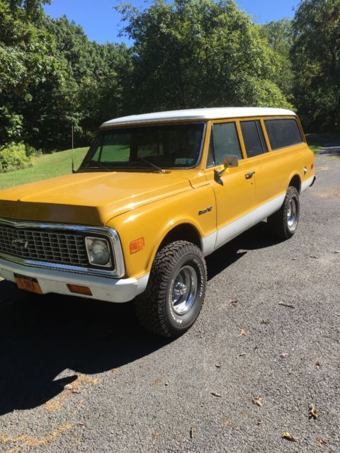 1972 Ochre/white Chevrolet Suburban SUV