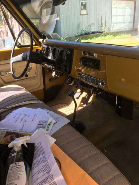 1972 Ochre/white Chevrolet Suburban SUV