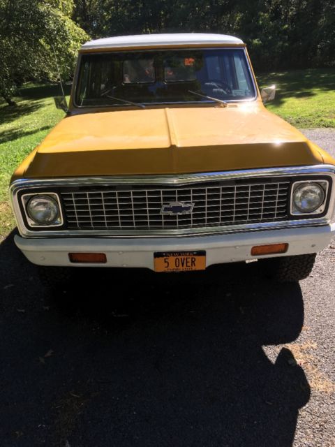 1972 Ochre/white Chevrolet Suburban SUV