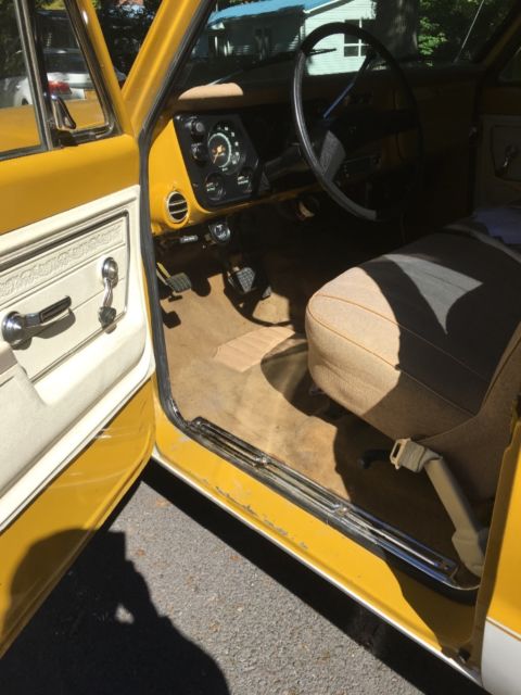 1972 Ochre/white Chevrolet Suburban SUV