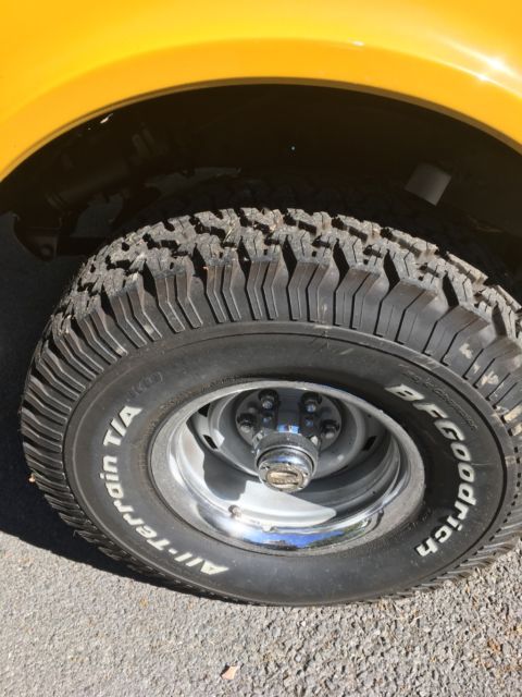 1972 Ochre/white Chevrolet Suburban SUV