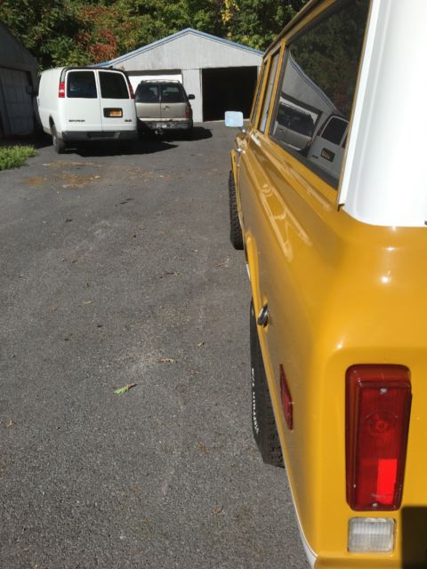 1972 Ochre/white Chevrolet Suburban SUV