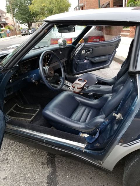 1981 Navy Blue (Two Tone) Chevrolet Corvette Coupe Base