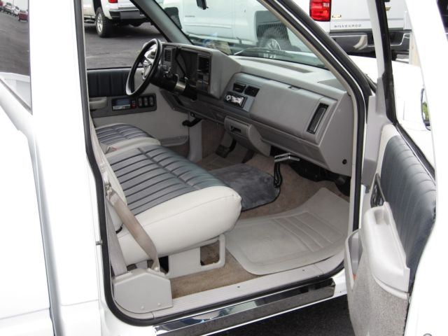 1992 White Chevrolet C-10 Standard Cab Pickup