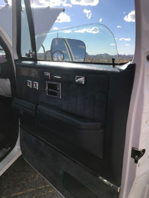 1991 White Chevrolet Suburban SUV