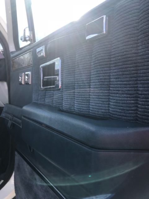 1991 White Chevrolet Suburban SUV