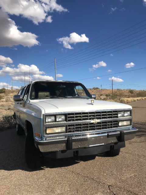 1991 White Chevrolet Suburban SUV