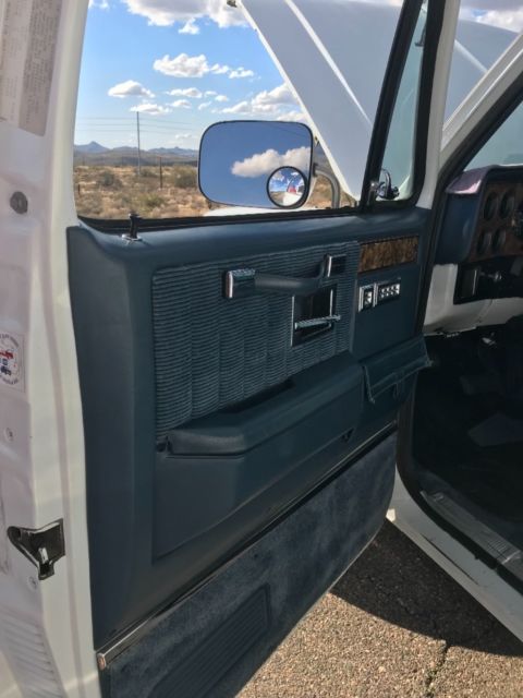 1991 White Chevrolet Suburban SUV