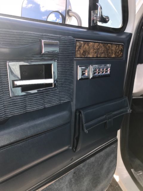 1991 White Chevrolet Suburban SUV