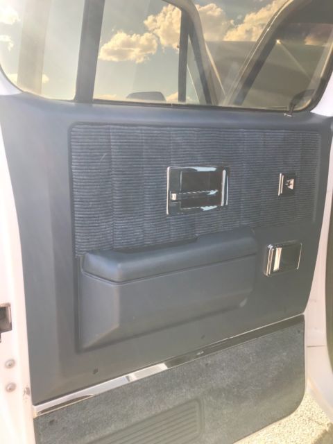 1991 White Chevrolet Suburban SUV