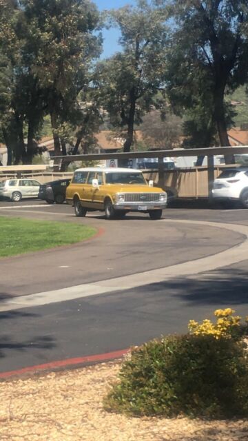 1972 yellow/must Chevrolet Suburban SUV