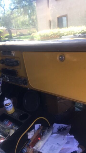 1972 yellow/must Chevrolet Suburban SUV