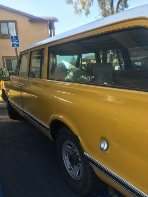 1972 yellow/must Chevrolet Suburban SUV