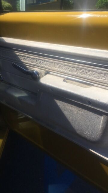 1972 yellow/must Chevrolet Suburban SUV