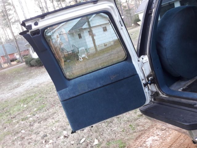 1994 White Chevrolet Suburban SUV