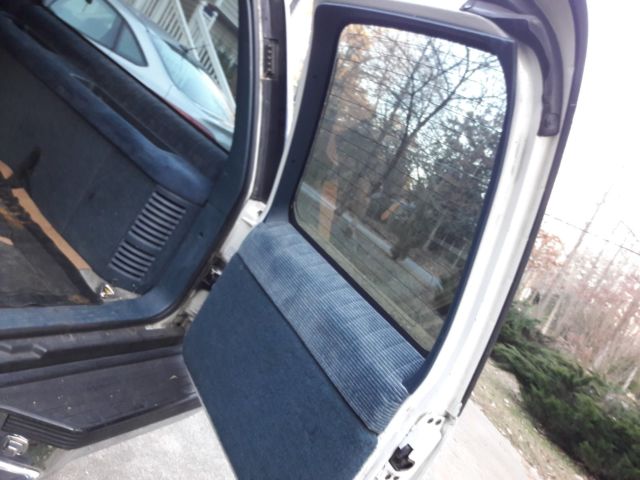 1994 White Chevrolet Suburban SUV