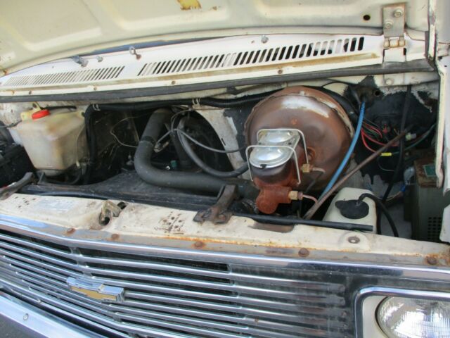 1974 White Chevrolet G20 Van Van Camper